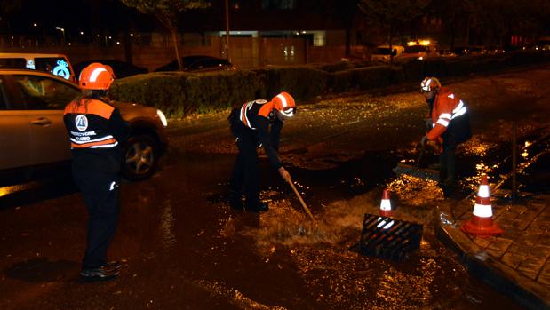 Miembros de Protección Civil se afanaban este sábado para achicar agua en algunas calles de Ciudad Real