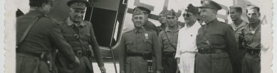 El General Francisco Franco llega a Sevilla procedente de Marruecos, en un Douglas DC-2 de las líneas aéreas postales de España