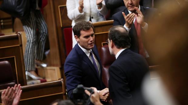 Albert Rivera felicita a Mariano Rajoy tras su investidura como presidente del Gobierno