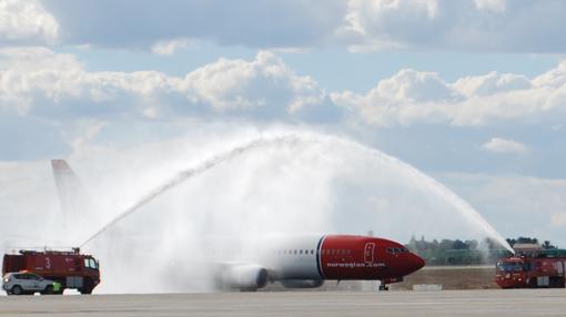 Bomberos realizan el arco de agua al avión donde viajaba la pasajera número 11 millones