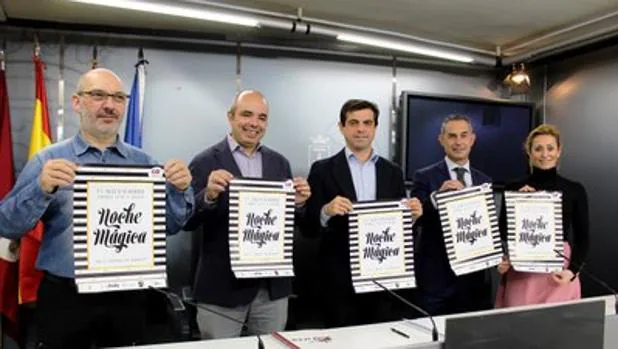 El alcalde, en el centro, con los responsables del sector comercio de albacete