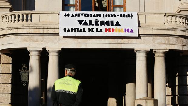 Imagen de la pancarta desplegada en el Ayuntamiento de Valencia este lunes