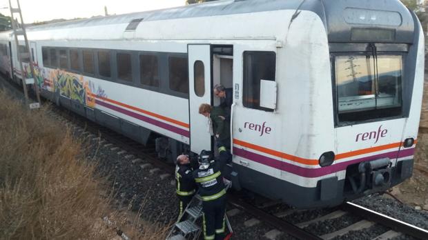 Evacuados los 24 pasajeros de un tren regional que se ha incendiado plena ruta