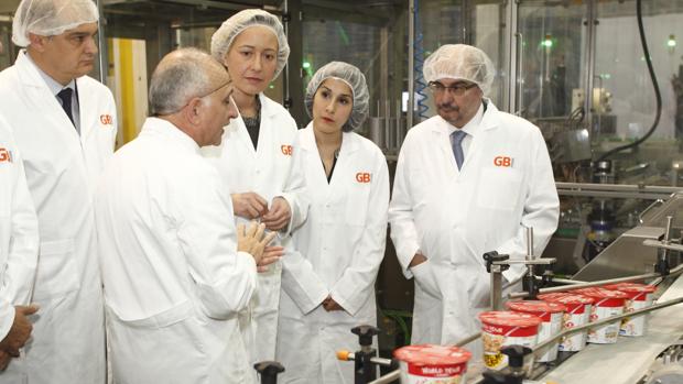 El presidente de Aragón, Javier Lambán (primero por la derecha), durante la inauguración