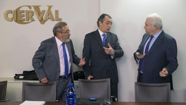 El presidente de Cierval, Jose Vicente González, y el de la CEV, Salvador Navarro, conversan con el de la agrupación alicantina Coepa, Francisco Gómez
