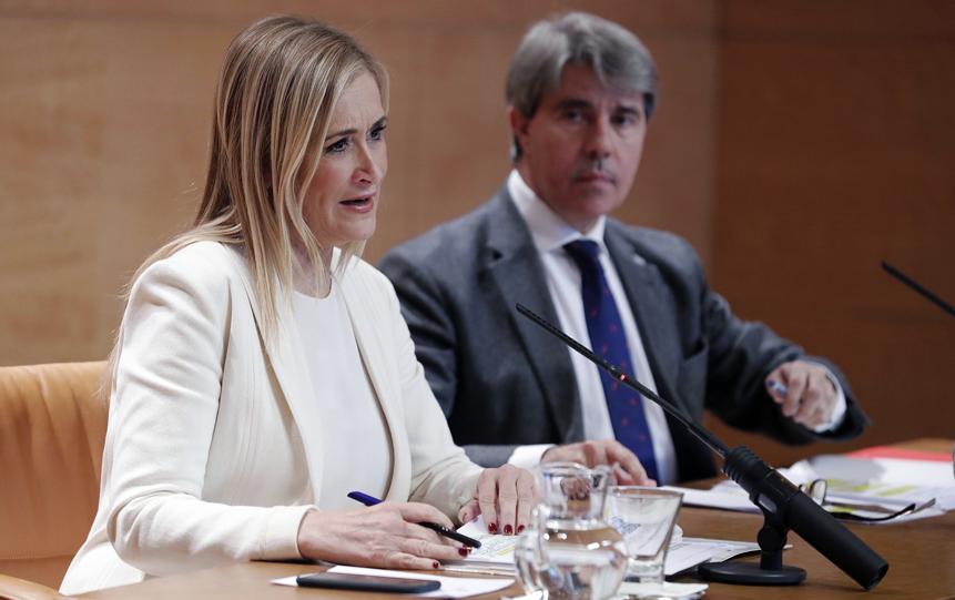 Cristina Cifuentes y el portavoz del Gobierno regional Ángel Garrido, tras el Consejo de Gobierno de la Comunidad de Madrid