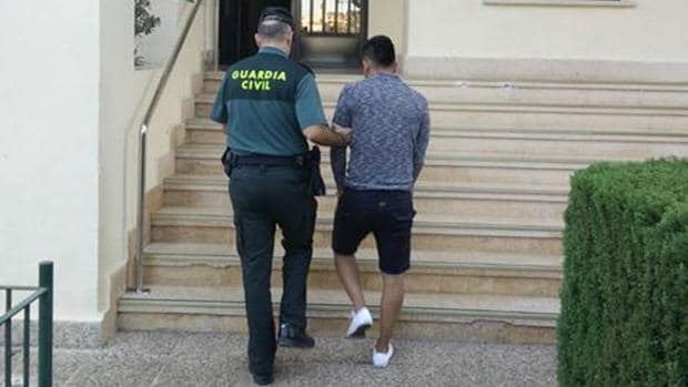El detenido en Calpe por una presunta violación, custodiad por un guardia civil