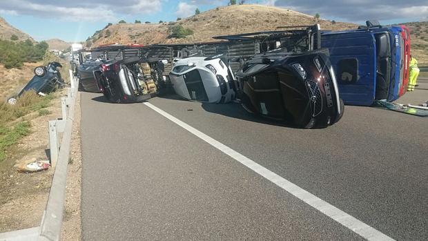 Estado en el que quedó el tráiler, con varios coches a estrenar esparcidos sobre la A-2