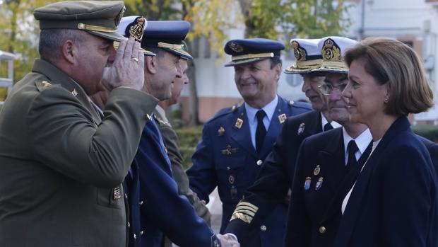 Cospedal saluda a los responsables del Mando de Operaciones, en la base de Retamares (Madrid)