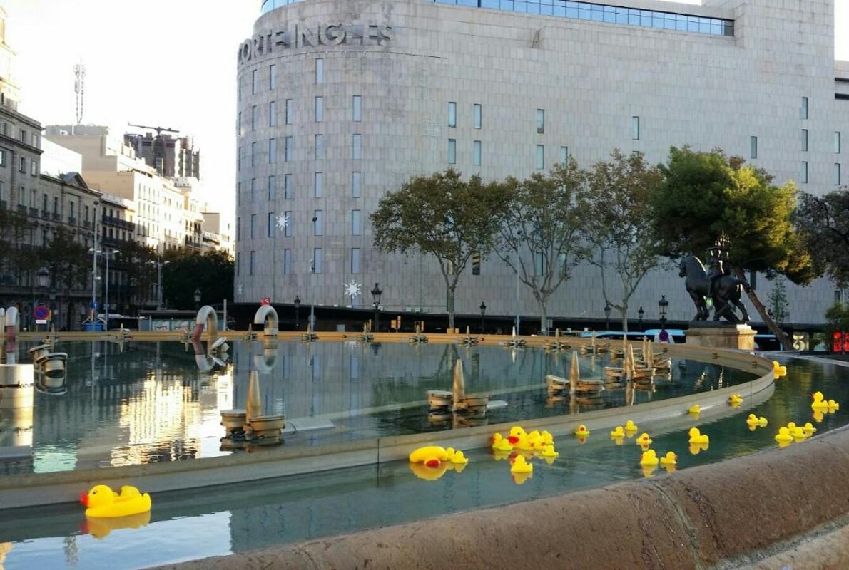 Patitos de goma en la fuente de Plaza Cataluña (Barcelona)