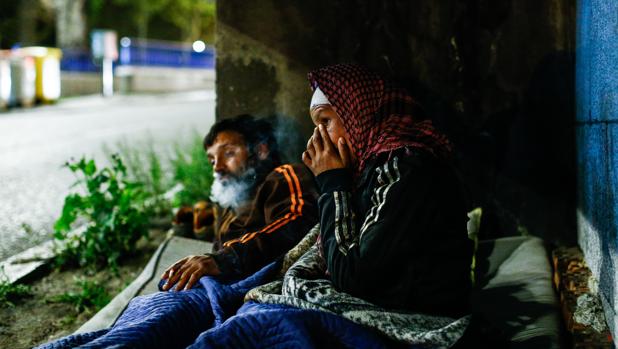 Personas sin hogar durmiendo bajo un puente en Madrid