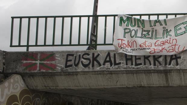 Una pancarta en apoyo a los agresores en Alsasua