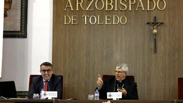 El ecónomo y el arzobispo, durante la rueda de prensa