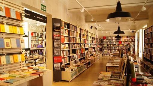La segunda planta de la librería en Callao: Ciencia, Historia, Arte y Filosofía.