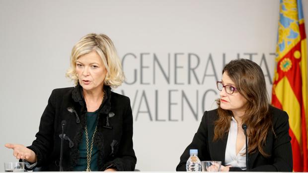 Gabriela Bravo y Mónica Oltra, este viernes en la rueda de prensa del pleno del Consell