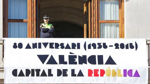 Imagen de la pancarta exhibida en el Ayuntamiento de Valencia