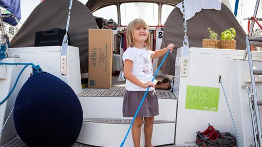 Rosie Pickering ayudando en el barco