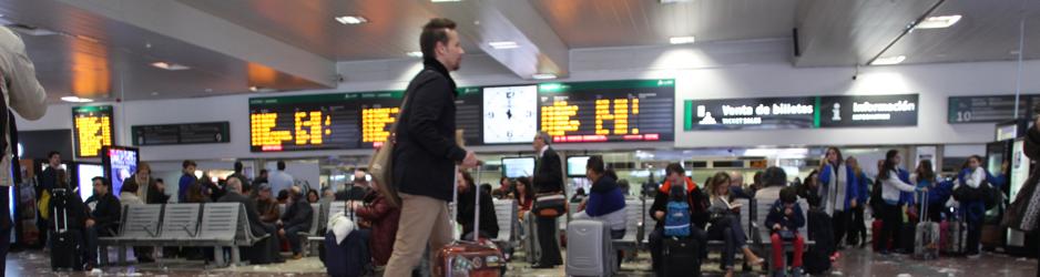 Basura acumulada en el suelo de la terminal de Chamartín