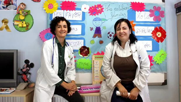 Beatriz Huidobro y María Herrera, en el aula hospitalataria del «Virgen de la Salud» de Toledo