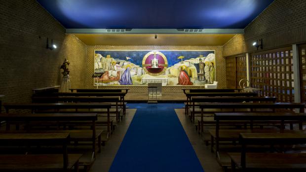 El crucifijo, sobre el altar de la parroquia de San Leopoldo