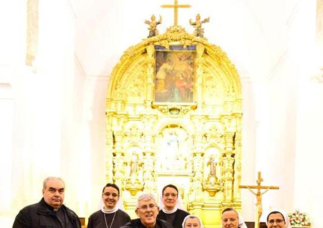 El arzobispo y el párroco de Illescas con las religiosas