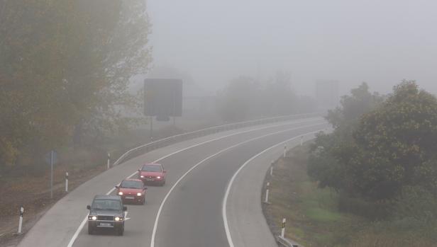 Una carretera de Castilla y León afectada por la intensa niebla, en una imagen de archivo