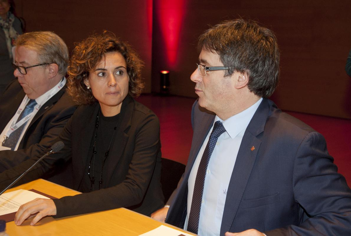 Puigdemont, junto a la nueva ministra de Sanidad, Dolors Montserrat, en el Congreso de la Profesión Médica, en Girona