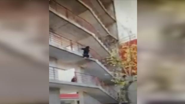 Captura del instante en el que bombero escala