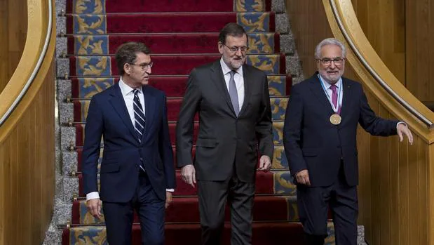 Núñez Feijóo, Mariano Rajoy y Miguel Santalices, a su llegada al Salón dos Reis del Parlamento