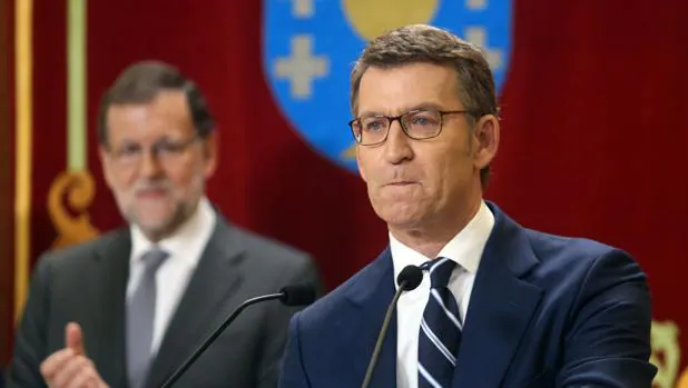 Alberto Núñez Feijóo, emocionado durante su discurso, bajo la mirada de Mariano Rajoy
