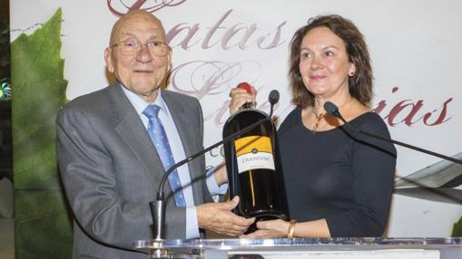 La autora con el empresario Joaquín Arias y el vino «Dianum», creado para la ocasión