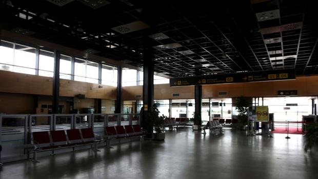 Salas vacías en el aeropuerto de Huesca, la imagen cotidiana que ofrecen estas instalaciones