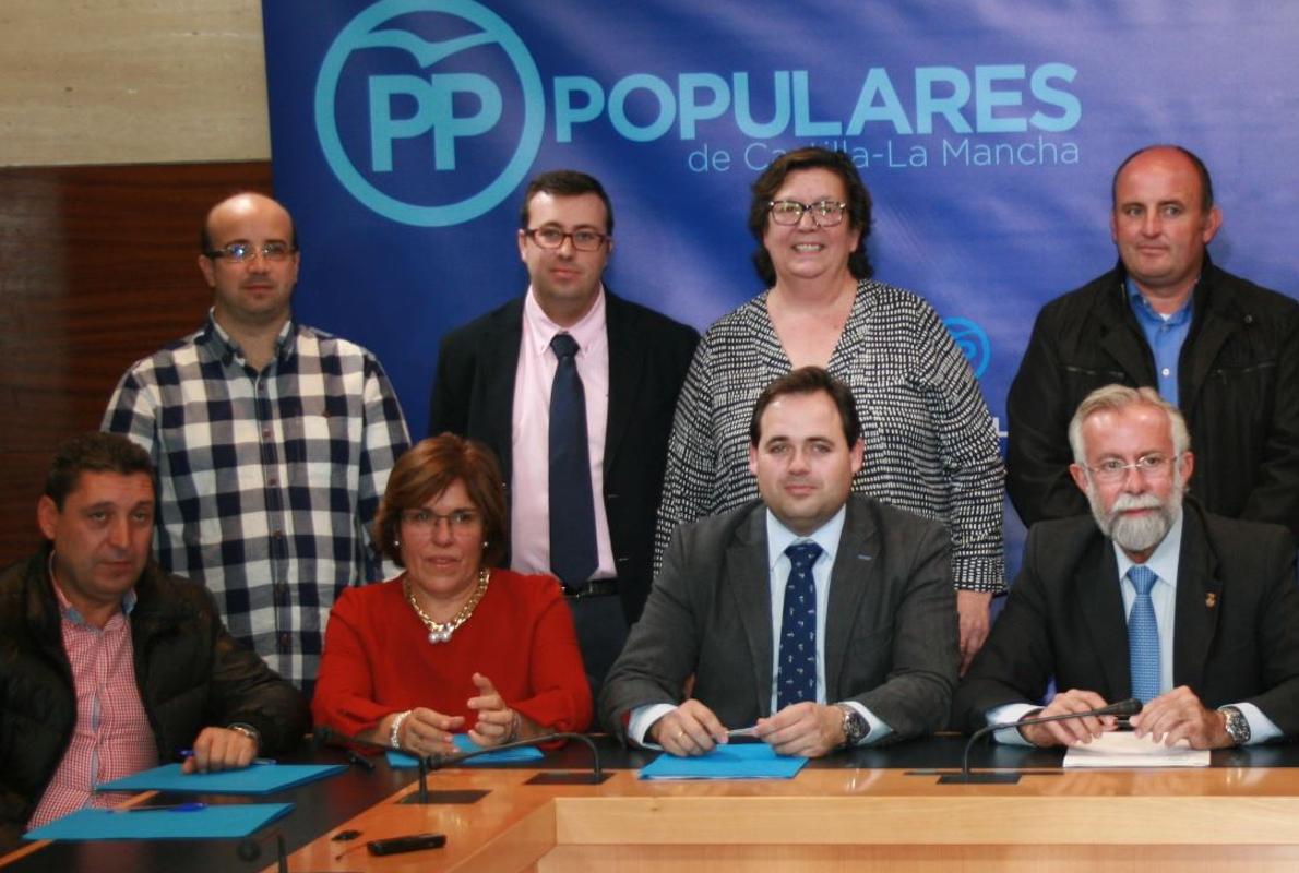 Alcaldes y representantes del PP, ayer junto a Núñez y Ramos, en Toledo