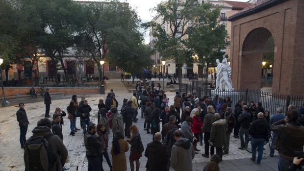 Decenas de personas al inicio de la protesta de ayer en la plaza del Dos de Mayo