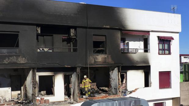 Los bomberos continúan con las labores de extinción en el edificio de Cáceres