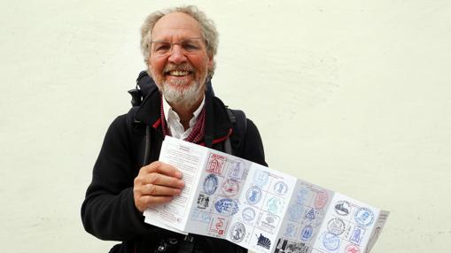 Michel Bernard-Raymozol, de 63 años, inició el Camino desde Le Puy-en-Velay el 15 de septiembre, tras haberse jubilado. En la fotografía, muestra los sellos de su credencial