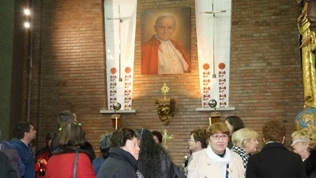 Fieles ante la reliquia de San Juan Pablo II en la iglesia de la Asunción de Mequinenza