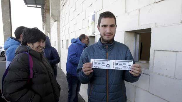 Un aficionado muestra las entradas compradas para el Guijuelo-Atlético de Madrid