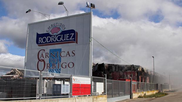 Un incendio calcinó el pasado mayo la fábrica leonesa Embutidos Rodríguez