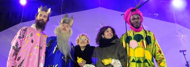 Manuela Carmena y Celia Mayer, junto a los Reyes Magos de la Cabalgata del año pasado