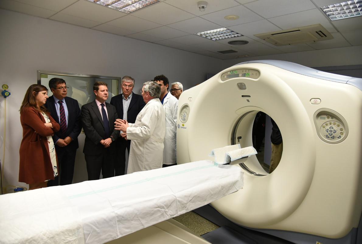 García-Page junto al alcalde de Illescas, José Manuel Tofiño, durante la visita este miércoles al CEDT de la localidad