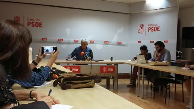 En el PSOE canario conocía la dimisión de Pérez porque quería dar la rueda de prensa en solitario este miércoles