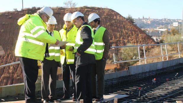 José Julián Gregorio visita las obras del puente