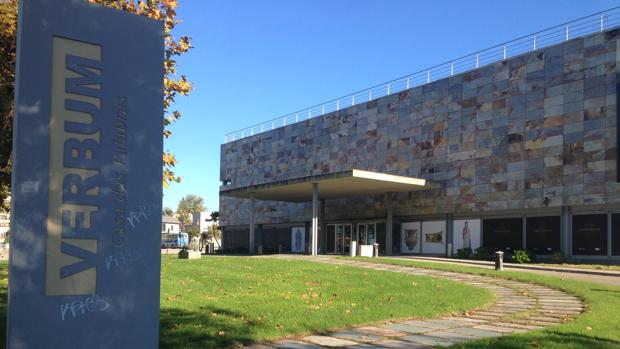 Entrada del museo frente a la playa de Samil en Vigo