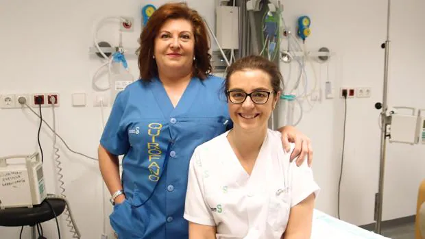 Dos de las enfermeras galardonadas por su trabajo sobre nutrición en pacientes en radioterapia