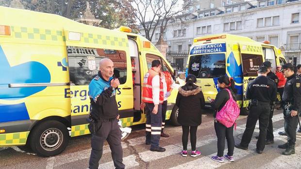 Alumnos del Instituto Zorrilla atendidos a la salida del centro tras sufrir una intoxicación