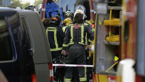 Una mujer bombero actúa en el derrumbe de la calle Lagasca