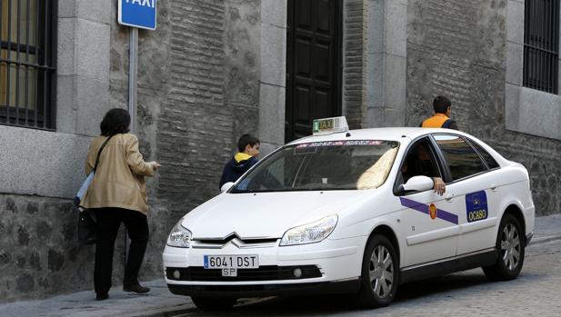 La Junta analiza un primer borrador para regular las funciones del sector del taxi