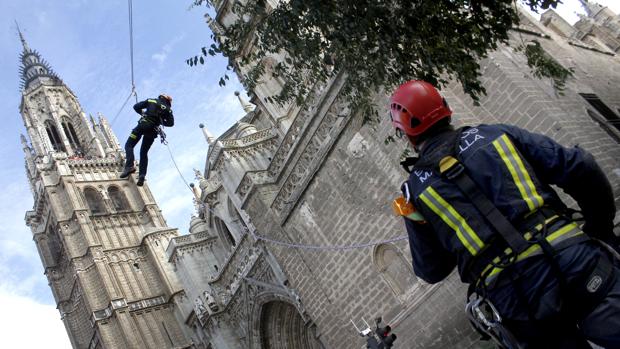 Los bomberos realizaron ayer maniobras en la catedral