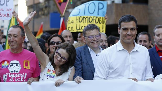 Imagen de Puig, Sánchez y Oltra tomada durante una manifestación en Valencia